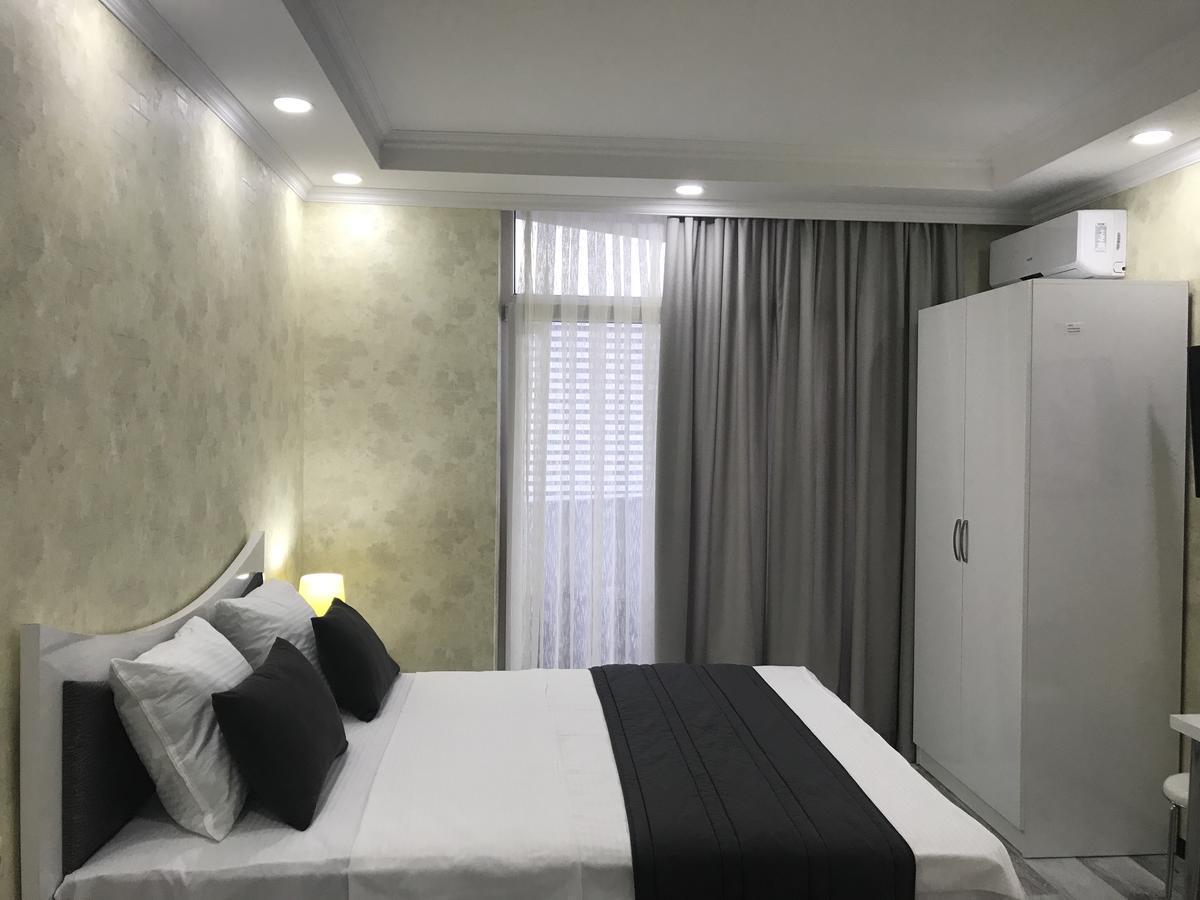 Aparthotel Selfie Batoemi Buitenkant foto