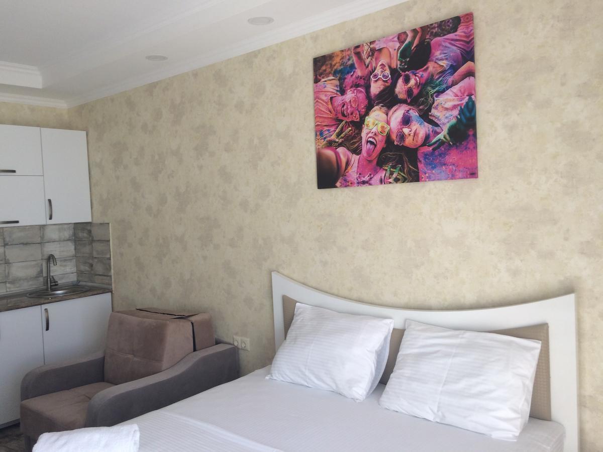 Aparthotel Selfie Batoemi Buitenkant foto